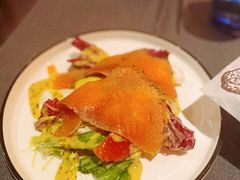 三文鱼色拉-YUE·6·西式融合餐厅(外滩六号店)