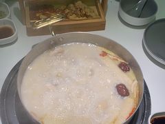 -洪氏嗨捞·广东猪肚鸡·椰子鸡火锅(西咸万象城店)