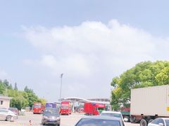 -临港服务区·停车场