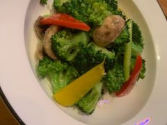 西兰花炒蘑菇-MR.ROCKY洛奇先生RESTAURANT&BAR(宝安壹方城店)