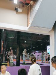-飞吧潮玩运动蹦床游乐场