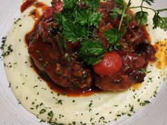 勃艮第红酒炖牛尾配自制土豆泥-LESCEDARS Brasserie Bistro香柏树