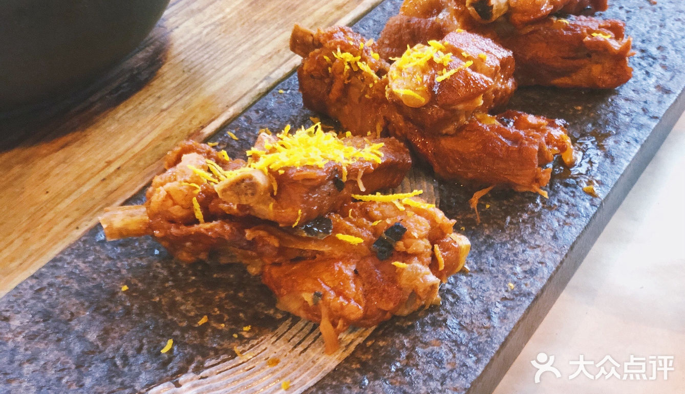 笋，腊肉，汤汁味道也不错。餐厅服务员还会及时来提示关火