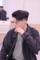 -一家只做男发烫染的店