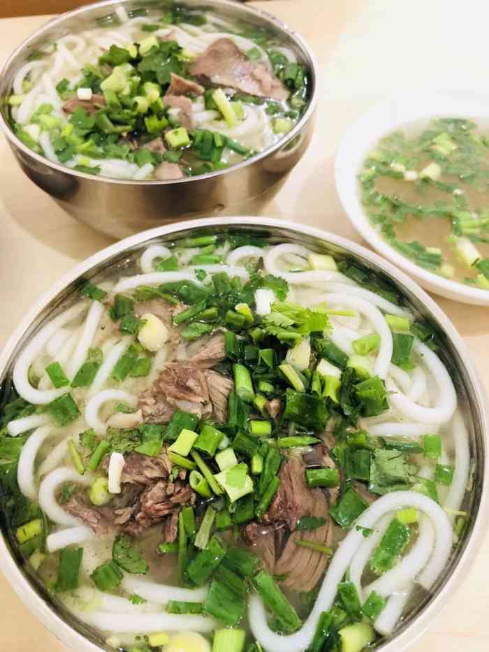 攀枝花盐边羊肉米线还是蛮出名的,不过用的都是粗米线.
