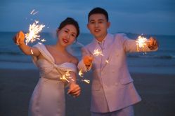 -纯白旅拍婚纱摄影(三亚店)