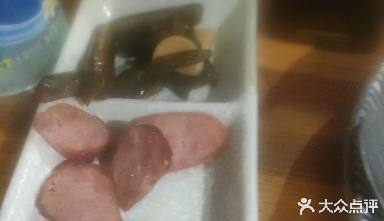 环境还可以吧，当时去的人挺多的，所以就坐在了吧台上面