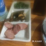 环境还可以吧，当时去的人挺多的，所以就坐在了吧台上面