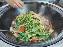 -东北烧烤铁锅炖水库鱼