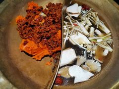 菌汤鸳鸯锅-沸炉重庆老火锅(军事博物馆店)