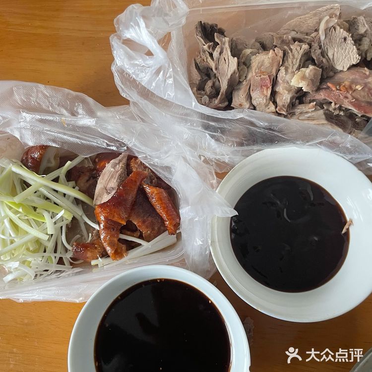 建华路上的人气烤鸭店和汤包店～