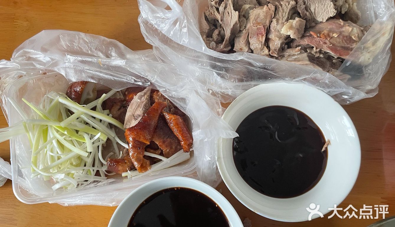 建华路上的人气烤鸭店和汤包店~