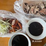 建华路上的人气烤鸭店和汤包店~