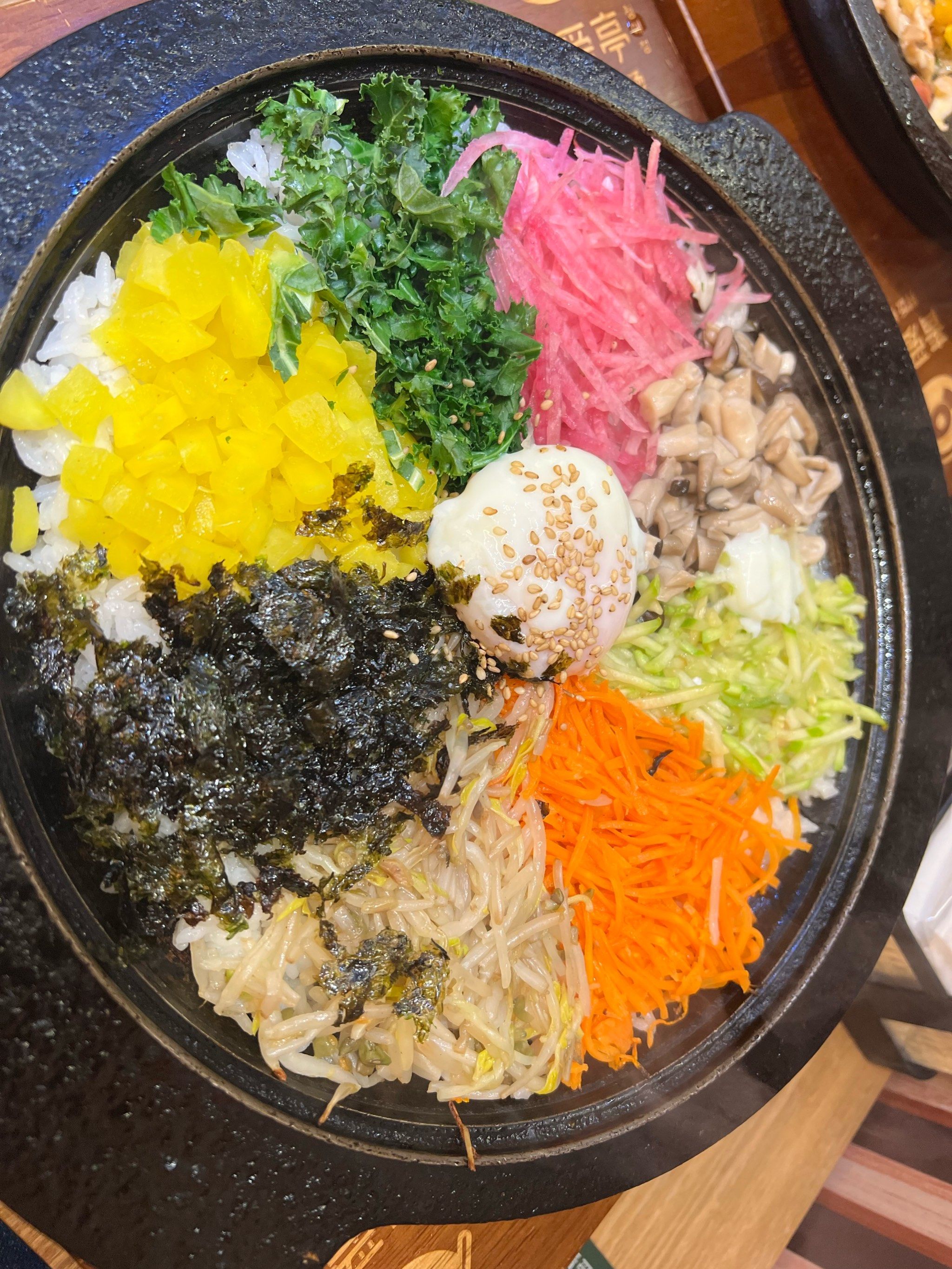 韩式拌饭,健康饮食,丰富的蔬菜,香喷喷的米饭