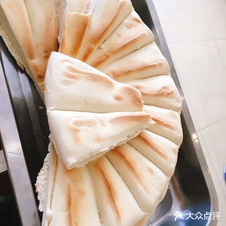 店里的人不是很多。素拼的味道不错，主要是醋味，很香