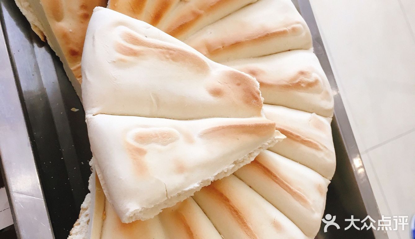 店里的人不是很多。素拼的味道不错，主要是醋味，很香