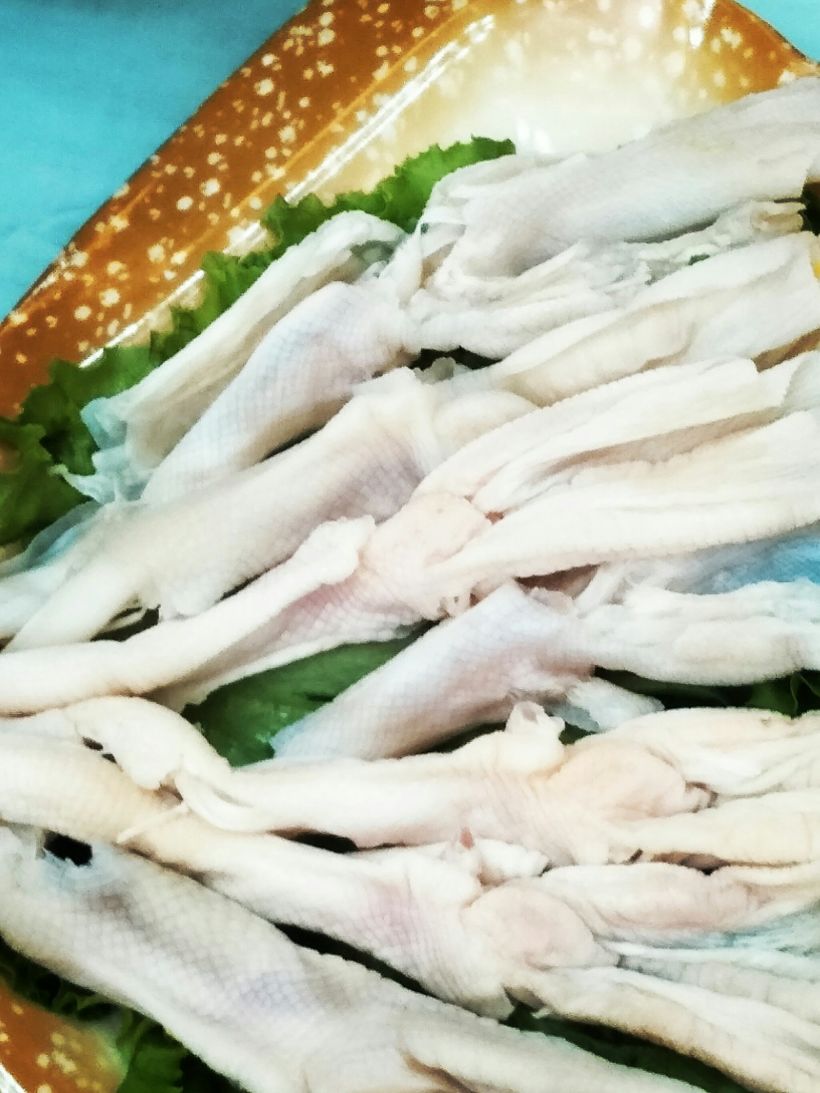 小块蘸料下口绝对爽爆你的嘴,干锅的鸭 头味香肉嫩,在嘴尖回味无穷