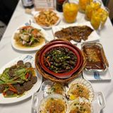 夜宵经常来吃的砂锅粥店，海鲜烤串都挺不错！