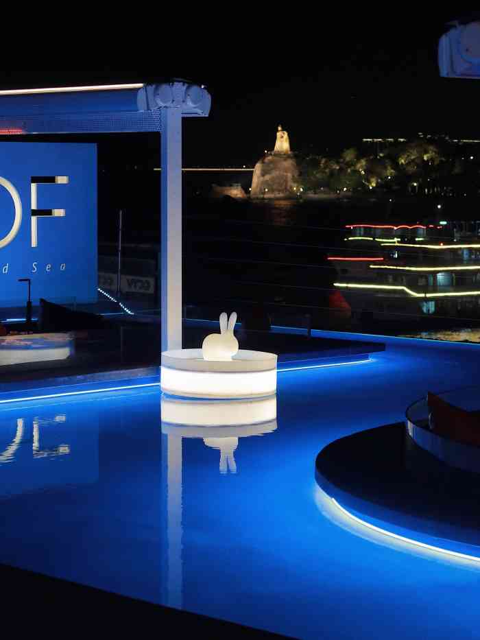 reme roof-"环境:店里是昏暗的蓝色调,有地砖和水,."-大众点评移动版