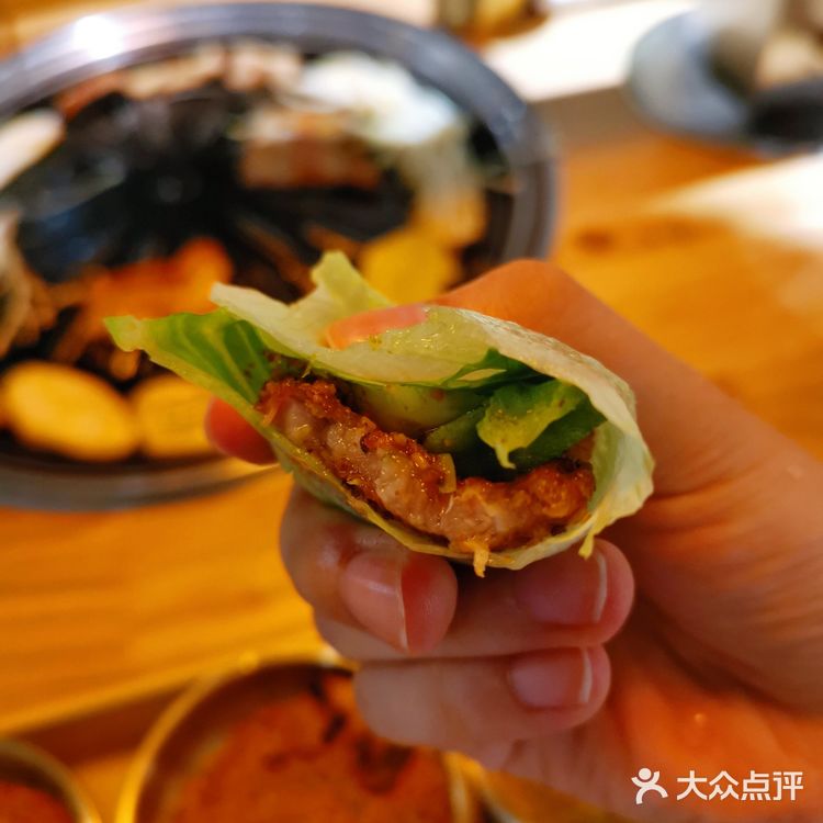 雨天室内吃现烤战斧牛排