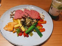 黑胡椒牛肉杂粮三文鱼碎土豆泥混合沙拉-JOYBOX盒里(南湖天地店)