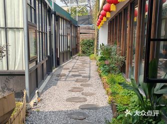 结果被街边的一家小店吸引了#小荷园乡野湖北菜