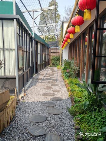 结果被街边的一家小店吸引了#小荷园乡野湖北菜