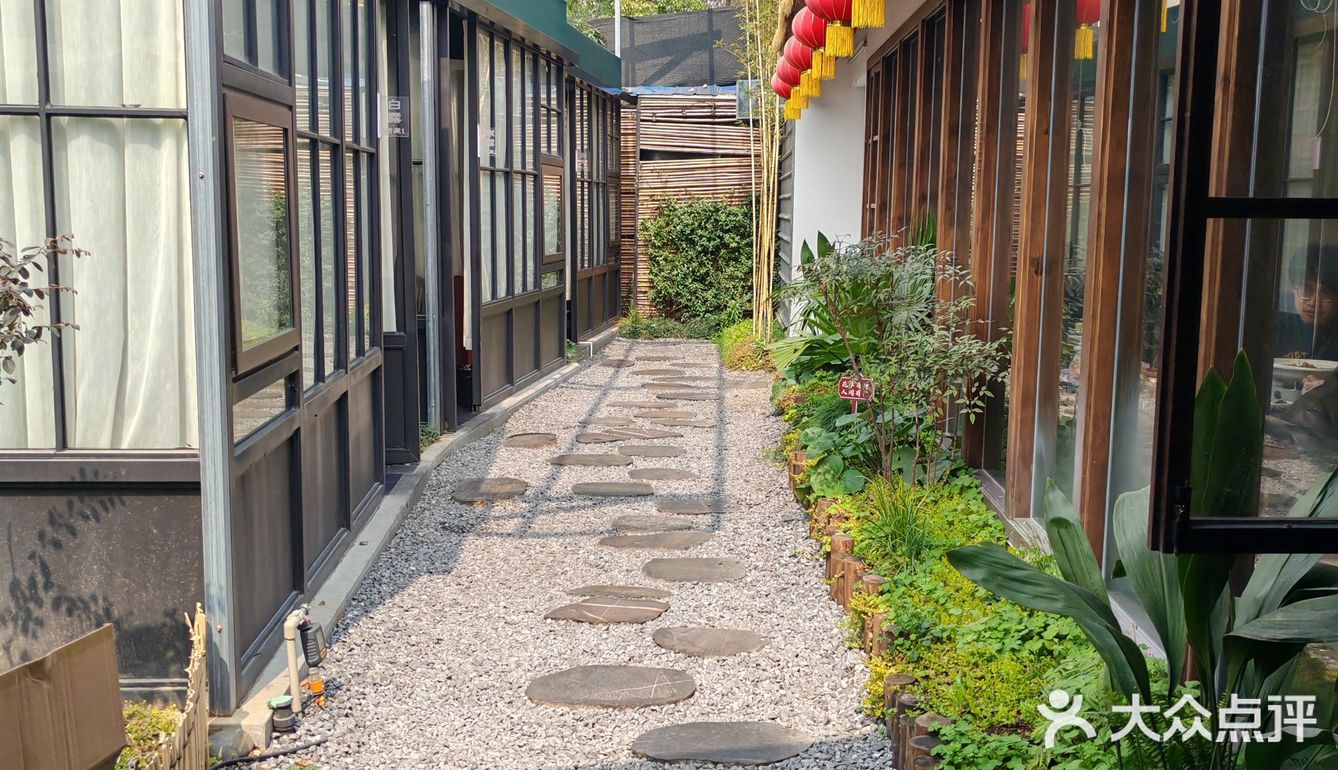 结果被街边的一家小店吸引了#小荷园乡野湖北菜