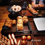一进店有点被惊到，这家店也太大了吧，面包种类好多