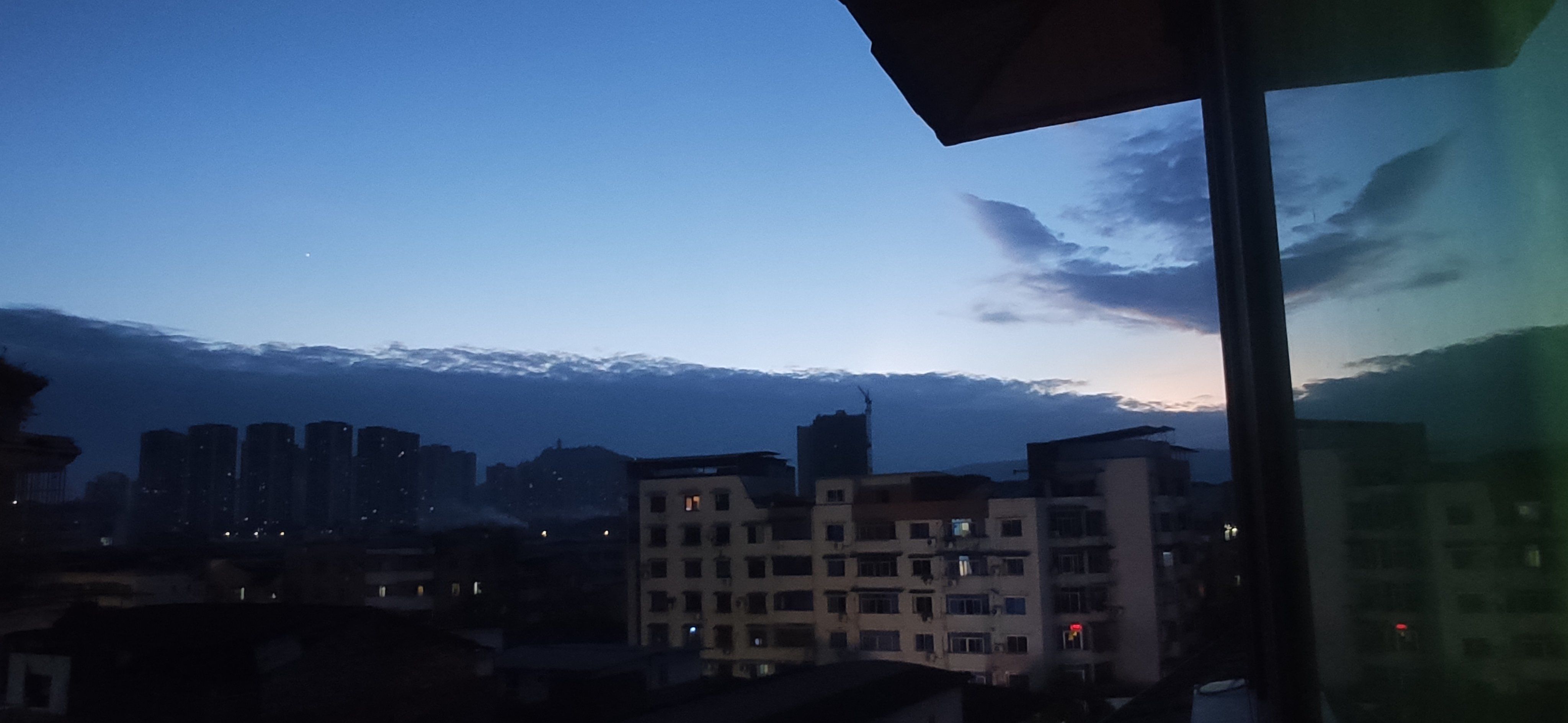 天空颜色形成的原因是什么