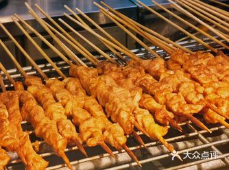 一家种类繁多的自助餐，水果沙拉，日料，烧烤