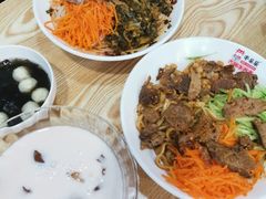 黑椒猪排酸菜拌粉-牛呆呆·大碗牛肉面(金山店)