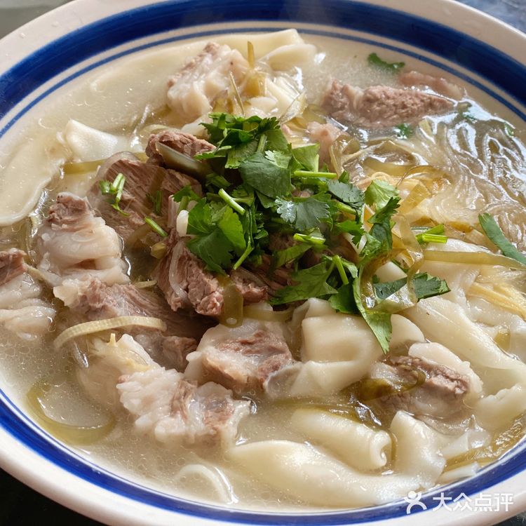 首先早起菜市场买一块肥瘦相间的羊排