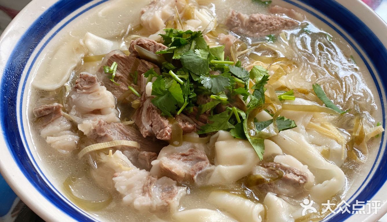 首先早起菜市场买一块肥瘦相间的羊排