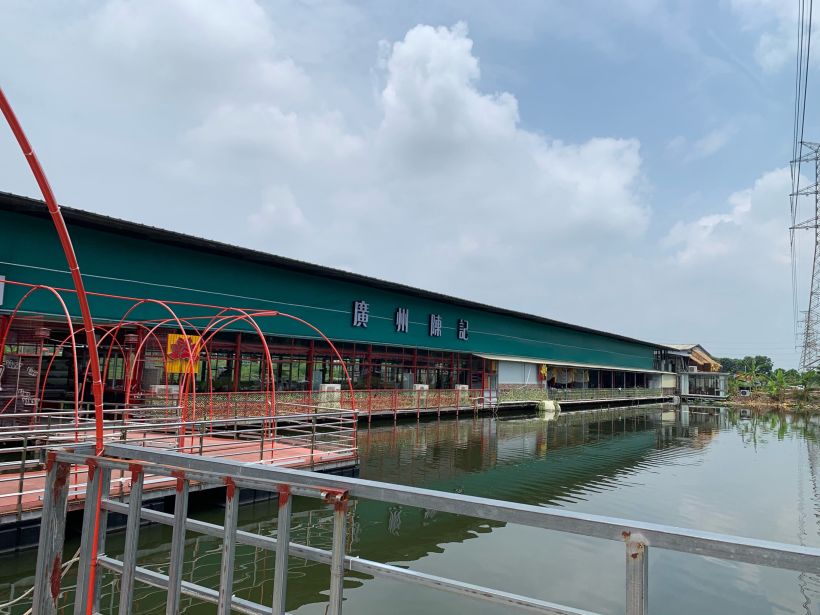 "广州陈记海鲜煲仔粥"位于番禺市莲路的上河坊.