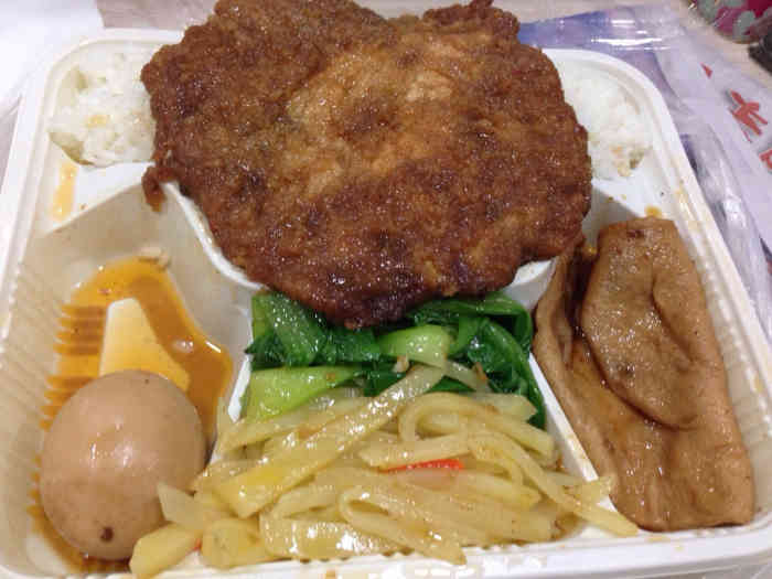 人 很普通的沙县小吃店 米饭是凉的 蔬菜有股怪味 点过一次外卖