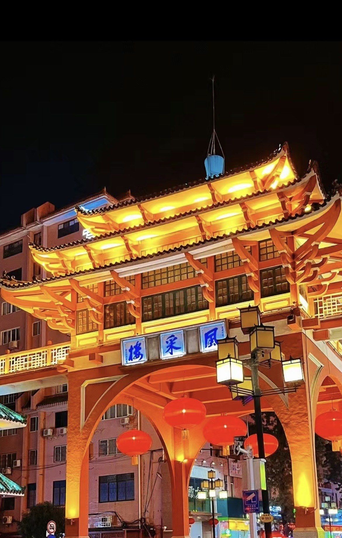 晚上的夜景也很好看,夜晚可以来百年东街散散步吹吹风,也可以来宵夜