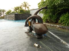 泳池旁装饰-三亚海棠湾万丽度假酒店