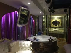 -天鹅恋主题酒店(积玉桥地铁站店)