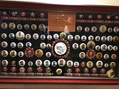 -毛泽东像章珍藏馆