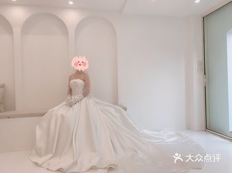 缎面婚纱是这两年才流行起来的
