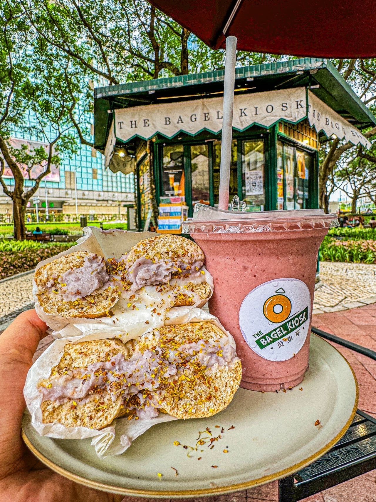 合理消费
走在路上有点热,顺便买杯冰饮解解暑,这个亭子挺有意思的