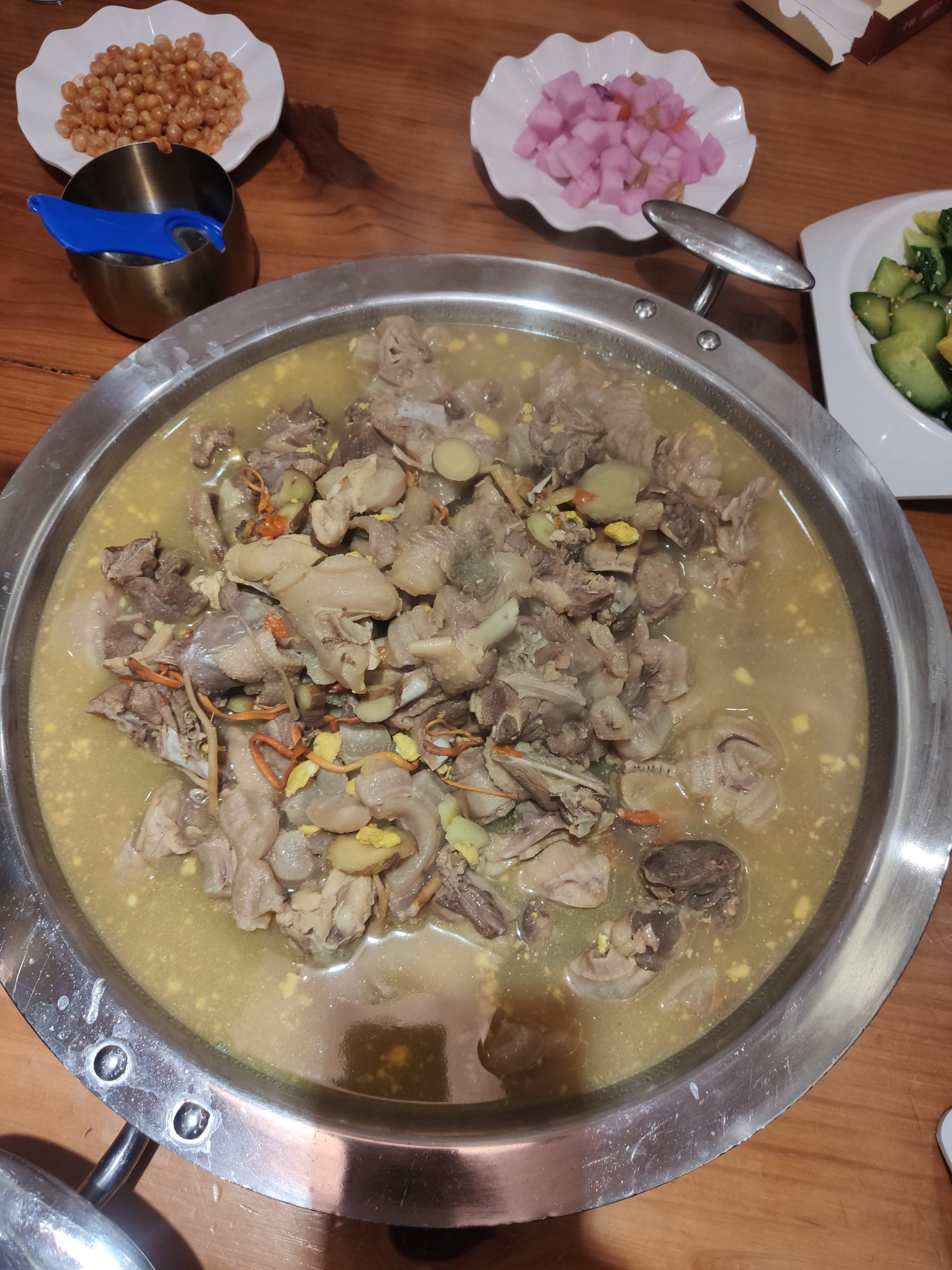 跟老板定制了一道特色菜牛鞭老鹅汤平常几个朋友小聚