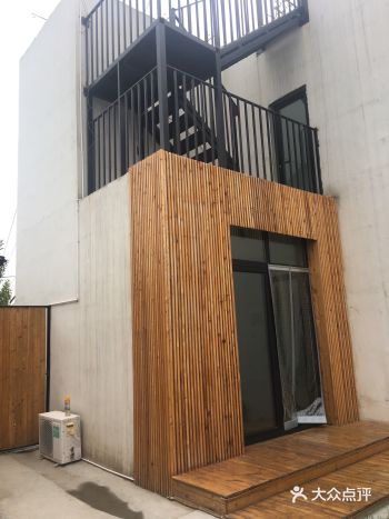 携程上翻到的，去世园会时住了一晚，房子是新盖的