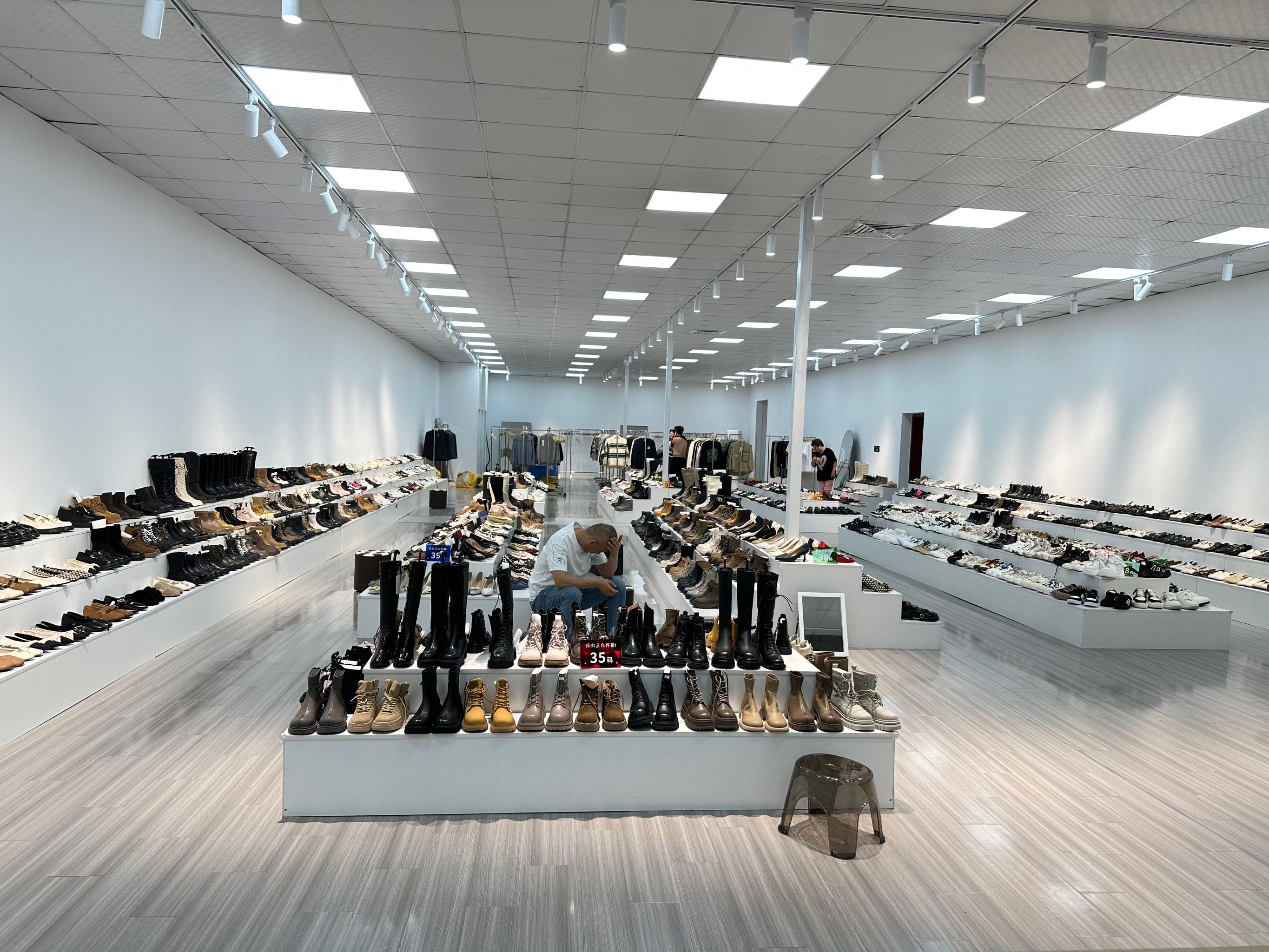 几百平的鞋店你见过吗?