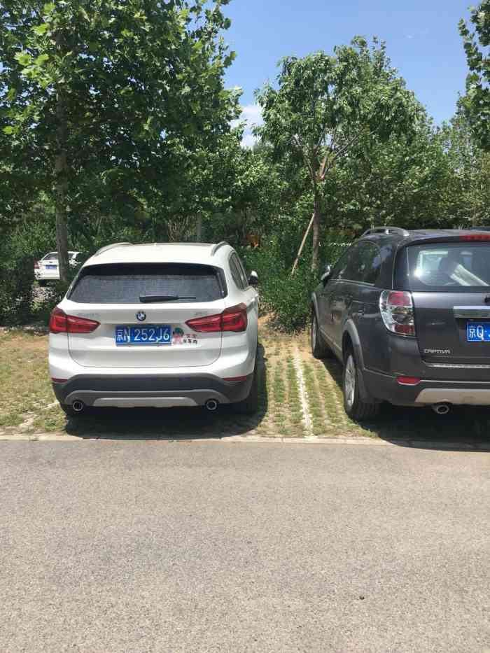 停车场-"南海子公园7415-停车场挺大的,停车很方便.