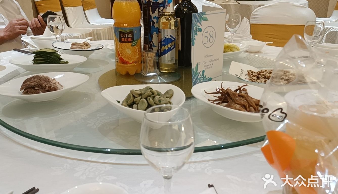 场景也是结婚效果不错的，上菜速度也很快，味道也不错的