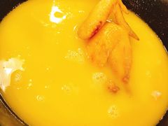 浓厚原只鸡煲花胶汤-鲜入围煮花胶鸡海鲜火锅