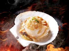 烤生蚝，烤扇贝！绝绝子，鲜嫩肥美的生蚝肉，浇上调好的蒜蓉生蚝酱！美滋滋-火炉火自助餐(五道口购物中心店)
