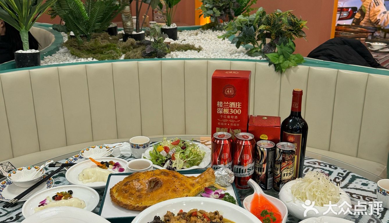 吃个饭还能看新疆小姐姐跳舞，这牌面十足‼️